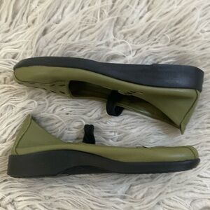 Arcopedico Shawna Mary Jane Green Leather Round Toe Stitch Accent Flats EUC 36